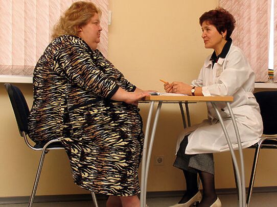Na konzultaci flebologa pacient s křečovými žilami způsobenými obezitou